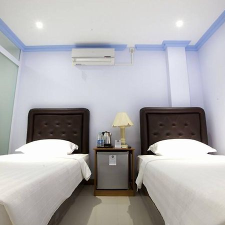 Woodland Hotel Янгон Екстер'єр фото