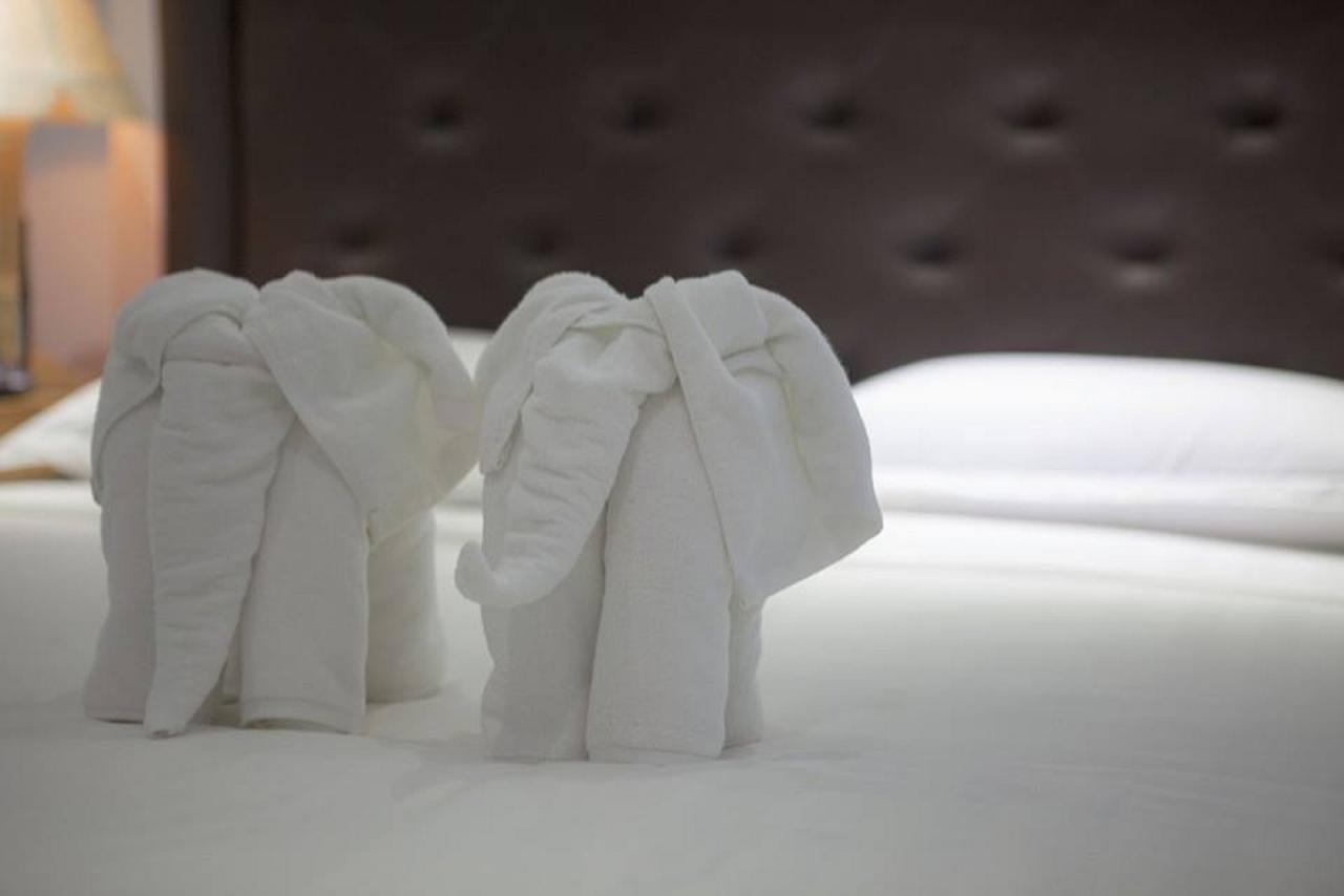 Woodland Hotel Янгон Екстер'єр фото