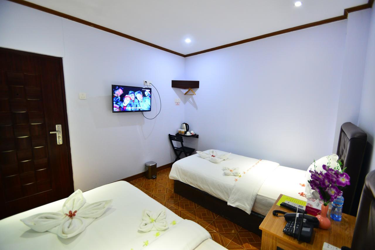 Woodland Hotel Янгон Екстер'єр фото