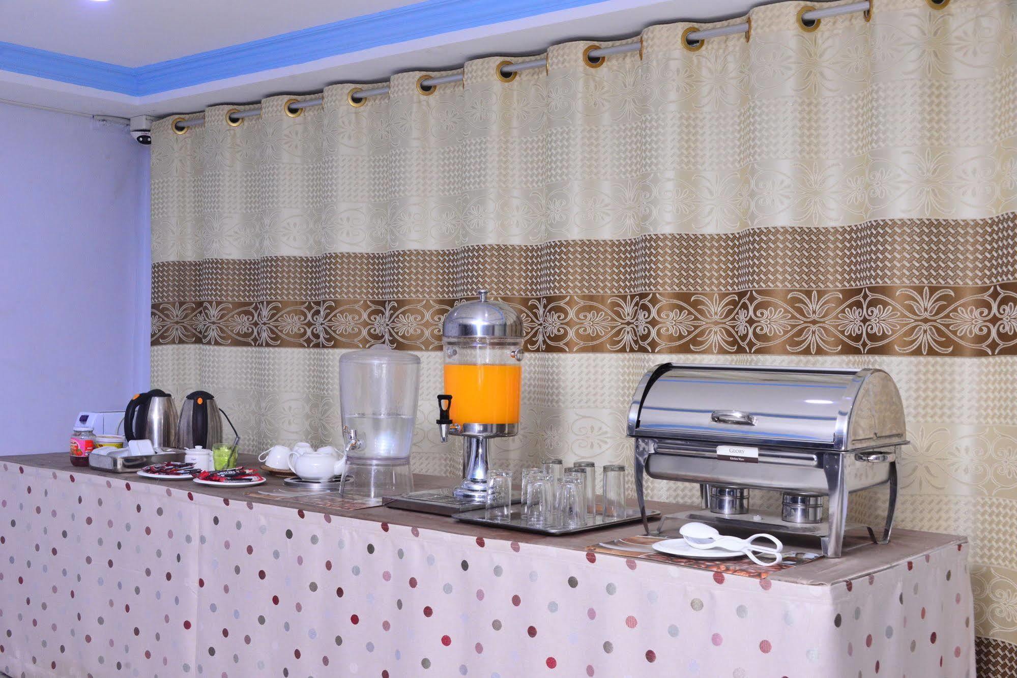 Woodland Hotel Янгон Екстер'єр фото