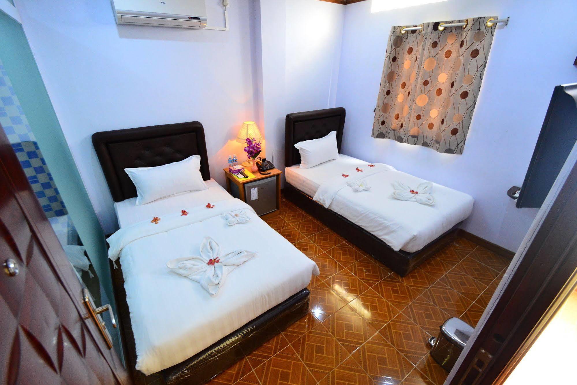Woodland Hotel Янгон Екстер'єр фото