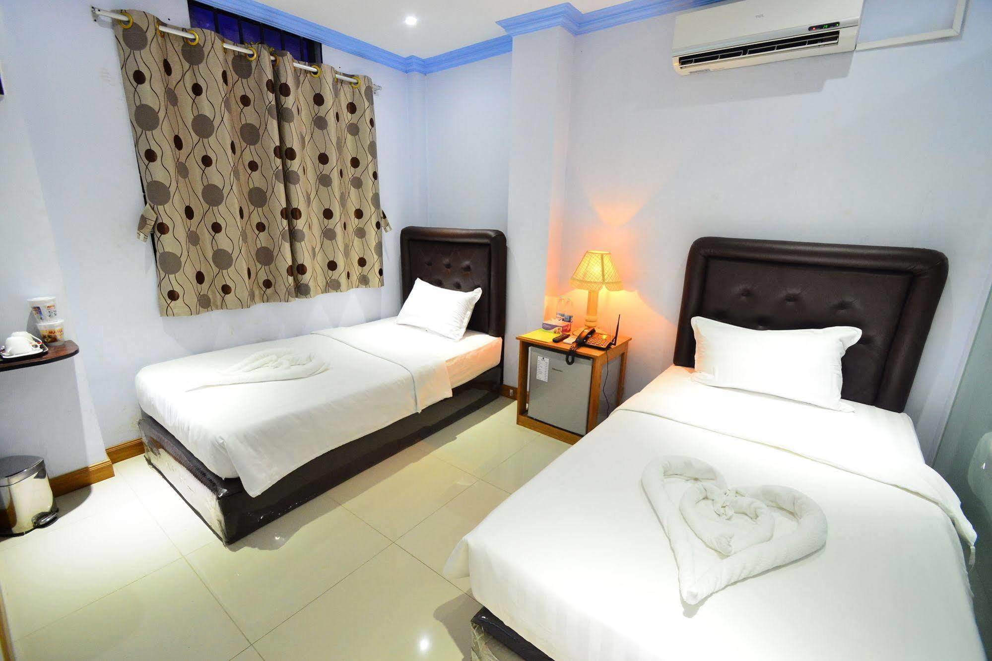 Woodland Hotel Янгон Екстер'єр фото